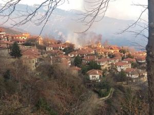 Πιερία: Στις φλόγες δύο σπίτια στον Παλαιό Παντελεήμονα - Ισχυρές δυνάμεις στο σημείο (εικόνες) Πιερία: Στις φλόγες δύο σπίτια στον Παλαιό Παντελεήμονα – Ισχυρές δυνάμεις στο σημείο