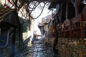 Πιερία: Τρία καταστήματα και ένα σπίτι έκαψε η πυρκαγιά στον Παλιό Παντελεήμονα