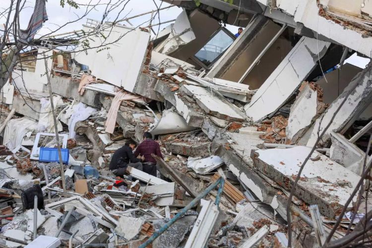 Σεισμός στην Τουρκία: Αποθέωση για τους διασώστες της ΕΜΑΚ