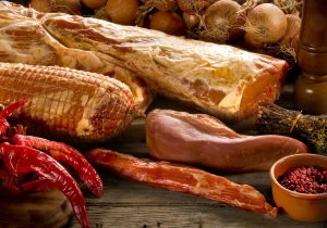 Φάρμα Φωτιάδη στην Εξοχή Πιερίας – Με ελιά μεγαλώνει ο μαύρος χοίρος στη σκιά του Ολύμπου