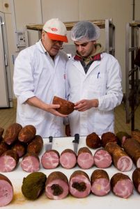 Φάρμα Φωτιάδη στην Εξοχή Πιερίας – Με ελιά μεγαλώνει ο μαύρος χοίρος στη σκιά του Ολύμπου