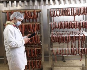 Φάρμα Φωτιάδη στην Εξοχή Πιερίας – Με ελιά μεγαλώνει ο μαύρος χοίρος στη σκιά του Ολύμπου