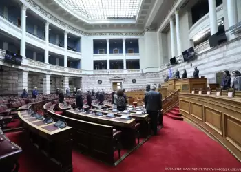 Η Βουλή τήρησε ενός λεπτού σιγή στα θύματα της Τραγωδίας των Τεμπών.