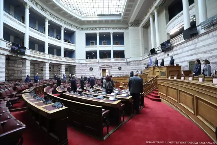 Η Βουλή τήρησε ενός λεπτού σιγή στα θύματα της Τραγωδίας των Τεμπών.