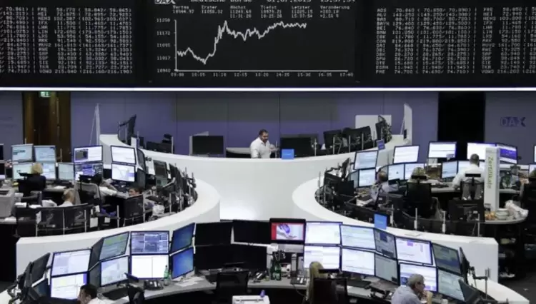 Οι εξελίξεις με τη Silicon Valley Bank «έριξαν» τις μετοχές – Πώς επηρεάζεται το ευρώ