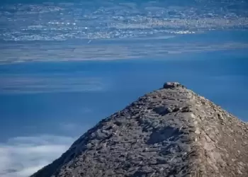 Ο  Όλυμπος και το ξωκλήσι στα 2.803 μ. 