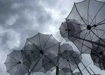 Ο Καιρός σήμερα: Νεφώσεις παροδικά αυξημένες με τοπικές βροχές και σποραδικές καταιγίδες