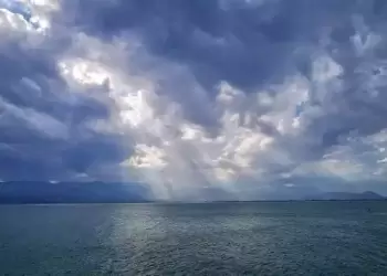 Ο Καιρός σήμερα: Τετάρτη με λίγες νεφώσεις πρόσκαιρα αυξημένες