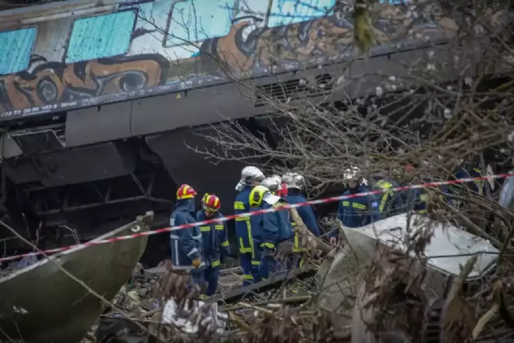 Σύγκρουση τρένων στα Τέμπη: Σταματούν το μεσημέρι οι έρευνες