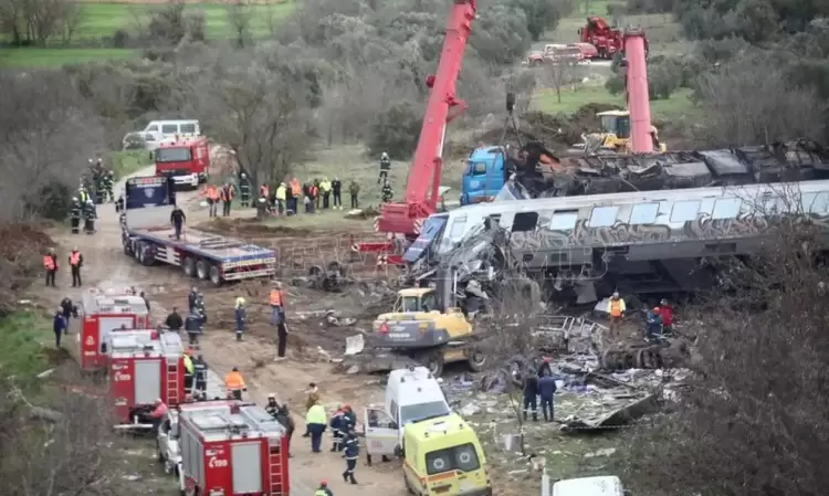 Σύγκρουση τρένων στα Τέμπη: Συνεχίζεται η επιχείρηση έρευνας και απεγκλωβισμού για τυχόν επιζώντες Σύγκρουση τρένων στα Τέμπη: Συνεχίζεται η επιχείρηση έρευνας και απεγκλωβισμού για τυχόν επιζώντες