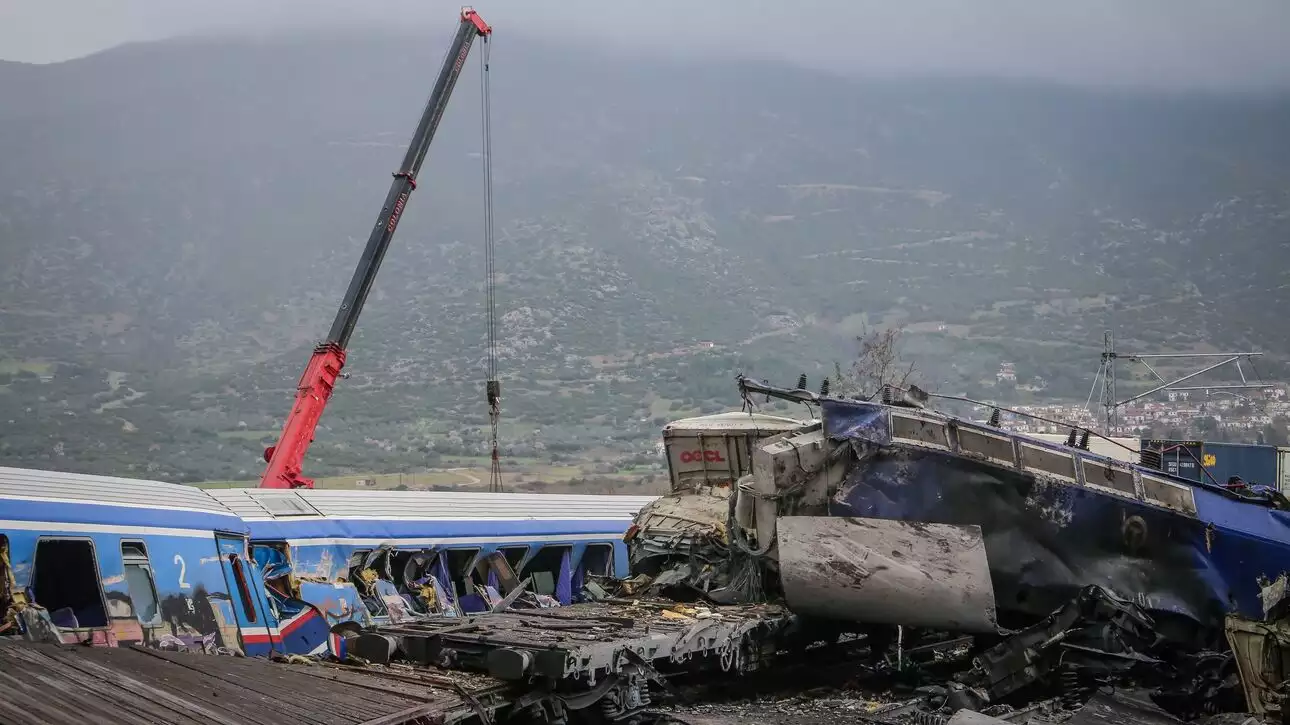 Σύγκρουση τρένων στη Λάρισα: 38 νεκροί, 85 τραυματίες ο επίσημος απολογισμός της τραγωδίας