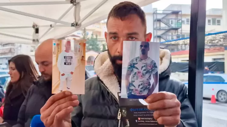 Σύγκρουση τρένων στα Τέμπη: Ψάχνει τον αδελφό του, που θα επέστρεφε στην Κατερίνη, με φωτογραφίες στα χέρια (βίντεο) Σύγκρουση τρένων στη Τέμπη: Ψάχνει τον αδελφό του με φωτογραφίες στα χέρια – «Σε μια ωρίτσα θα είμαι σπίτι» του είπε