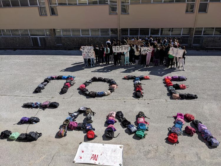 Τέμπη: Το Γυμνάσιο Κολινδρού τίμησε τα θύματα του σιδηροδρομικού δυστυχήματος