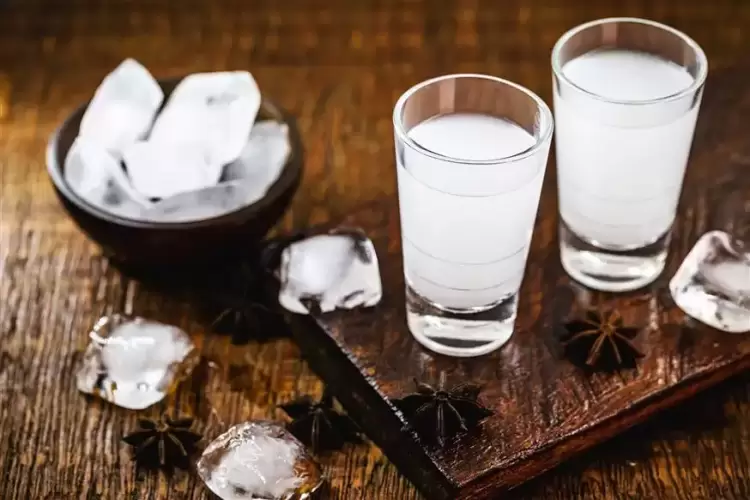 Το «λευκό χρώμα» στο ούζο – Επιστήμονες βρήκαν απάντηση σε ένα χρόνιο ερώτημα