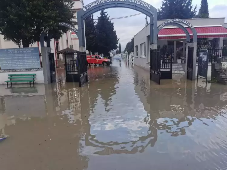 Τριτοκοσμικές εικόνες στην είσοδο του Β’ Κοιμητηρίου Κατερίνης!