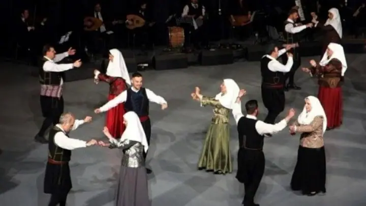 O χορός των κουταλιών και το γαμήλιο θήμισμα στις «αποσκευές» των προσφύγων O χορός των κουταλιών και το γαμήλιο θήμισμα στις «αποσκευές» των προσφύγων