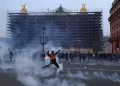 Καζάνι που βράζει η Γαλλία: Φωτιά στην πύλη του δημαρχείου της Μπορντό
