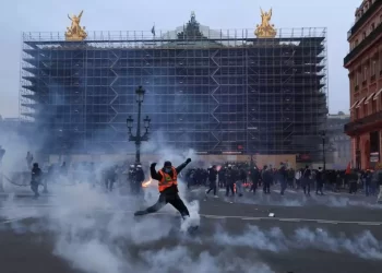 Καζάνι που βράζει η Γαλλία: Φωτιά στην πύλη του δημαρχείου της Μπορντό
