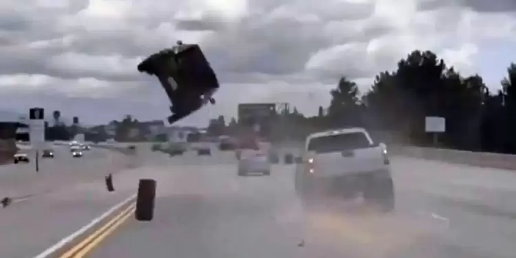 Σοκαριστικό ατύχημα με… απογείωση αυτοκινήτου (Video) Σοκαριστικό ατύχημα με… απογείωση αυτοκινήτου