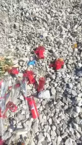 Τέμπη: Κεριά και φωτογραφίες για την τραγωδία που δεν πρέπει να ξεχαστεί