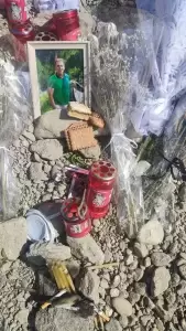 Τέμπη: Κεριά και φωτογραφίες για την τραγωδία που δεν πρέπει να ξεχαστεί