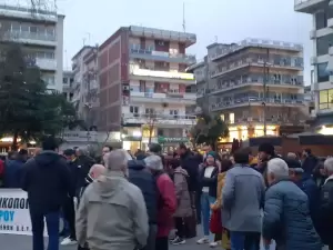 Η δημόσια συζήτηση στην Κεντρική Πλατεία Κατερίνης για την ιδιωτικοποίηση του νερού (φωτορεπορτάζ)