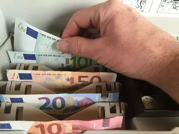 Καταβάλλεται Το «Μπόνους» 300 Ευρώ Σε 8.122 Μη Επιδοτούμενους Μακροχρόνια Ανέργους