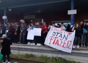 Τέμπη: Συγκέντρωση για τα θύματα του σιδηροδρομικού δυστυχήματος στον σταθμό των Ν. Πόρρων Συγκέντρωση για τα θύματα του σιδηροδρομικού δυστυχήματος στον σταθμό των Ν. Πόρρων