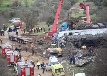 Σύγκρουση τρένων στα Τέμπη: Συνεχίζεται η επιχείρηση έρευνας και απεγκλωβισμού για τυχόν επιζώντες