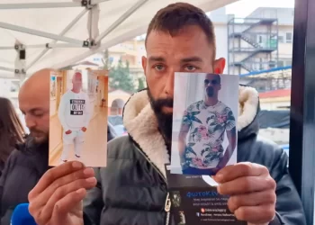 Σύγκρουση τρένων στη Τέμπη: Ψάχνει τον αδελφό του με φωτογραφίες στα χέρια – «Σε μια ωρίτσα θα είμαι σπίτι» του είπε