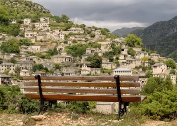 O θάνατος της ελληνικής επαρχίας – 1 στους 2 έχει ήδη παιδί στην «ξενιτιά»