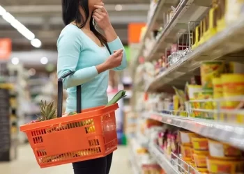 Αγορά: Ο καταναλωτής στην εποχή της ακρίβειας – Κυνηγά προσφορές και τρώει “junk Food”