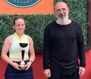 Από την Λεπτοκαρυά Πιερίας η Αντιγόνη Τσούγκα σήκωσε το κύπελλο στην Καστοριά. Από την Λεπτοκαρυά Πιερίας η Αντιγόνη Τσούγκα σήκωσε το κύπελλο στην Καστοριά.