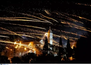 Χίος: Εντυπωσιακός και φέτος ο ρουκετοπόλεμος στον Βροντάδο – 30.000 ρουκέτες και «άρωμα» Χόλιγουντ