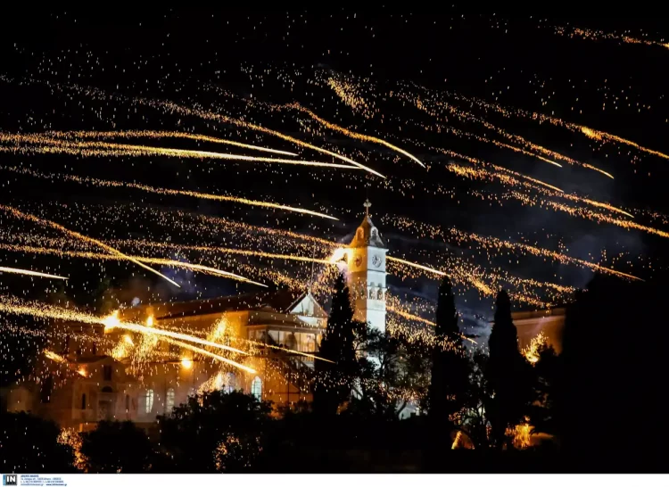 Χίος: Εντυπωσιακός και φέτος ο ρουκετοπόλεμος στον Βροντάδο – 30.000 ρουκέτες και «άρωμα» Χόλιγουντ