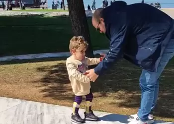 Ο μικρός Παναγιώτης Ραφαήλ περπατάει στο Λευκό Πύργο