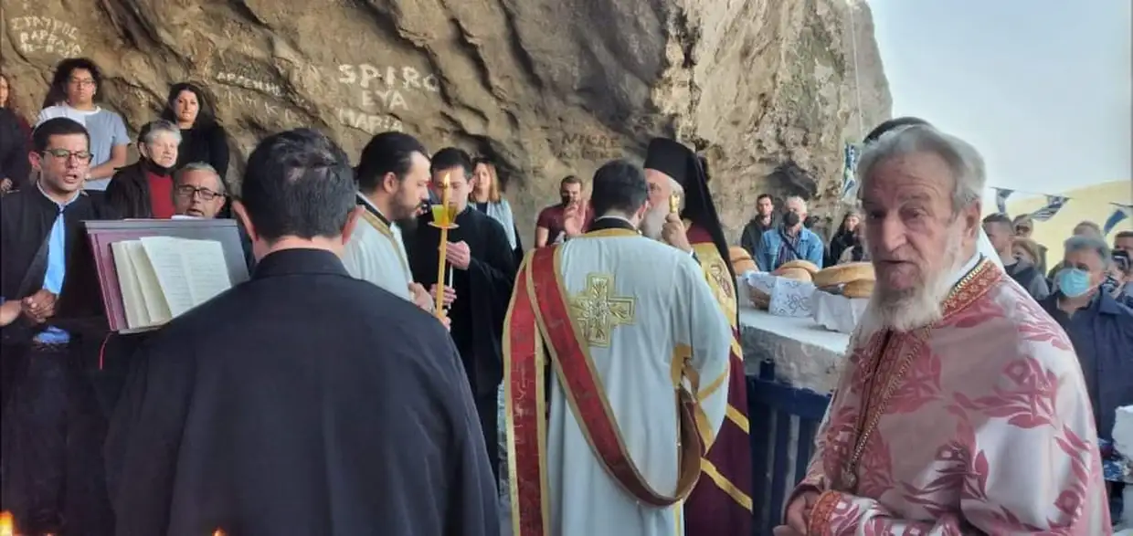 Η μοναδική εκκλησία στον κόσμο χωρίς σκεπή γιορτάζει την Ανάσταση την… Τρίτη του Πάσχα (video)