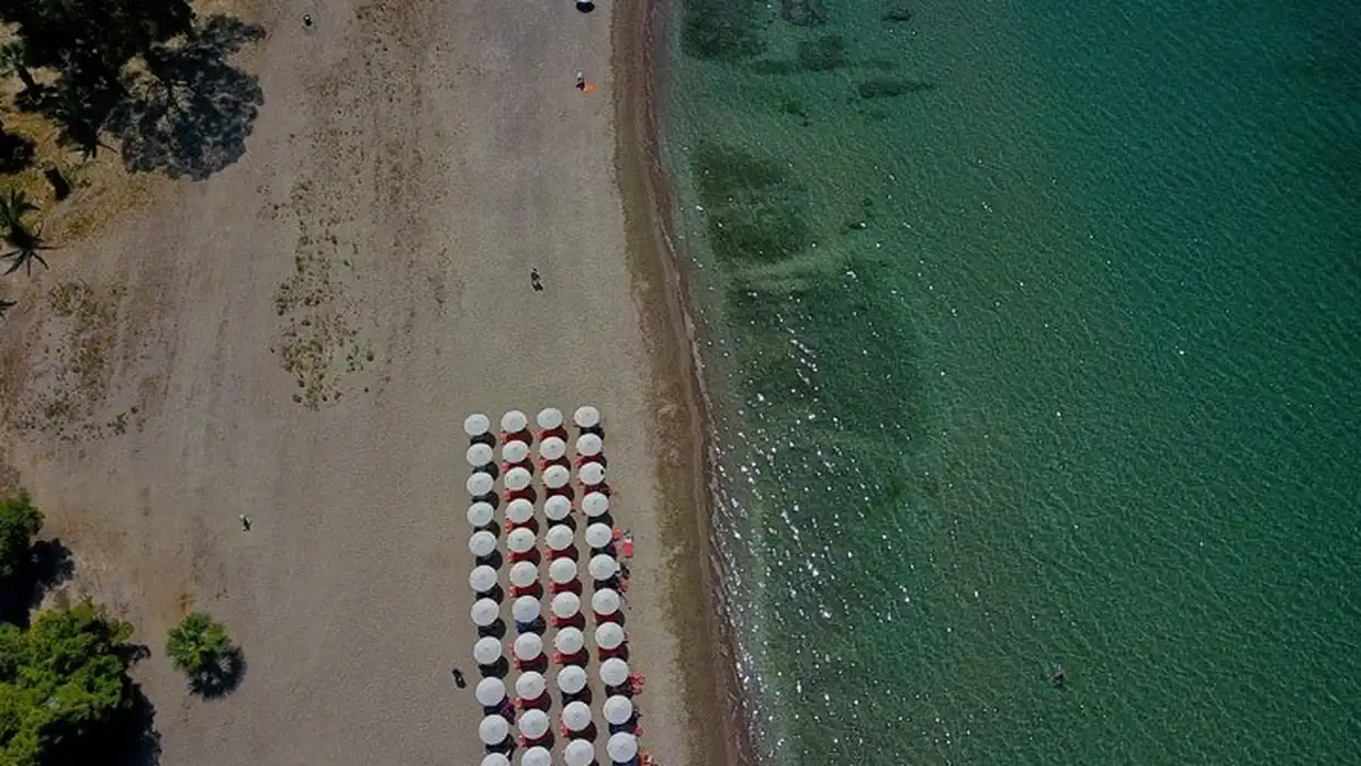 Οι καλύτερες παραλίες για το 2023 στην Ελλάδα σύμφωνα με το περιοδικό Vogue
