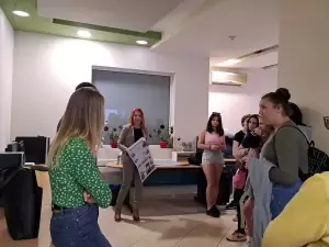 Ολύμπιο Βήμα: Μαθητές από το Szolnok της Ουγγαρίας στις εγκαταστάσεις της εφημερίδας Ολύμπιο Βήμα: Μαθητές από το Szolnok της Ουγγαρίας στις εγκαταστάσεις της εφημερίδας