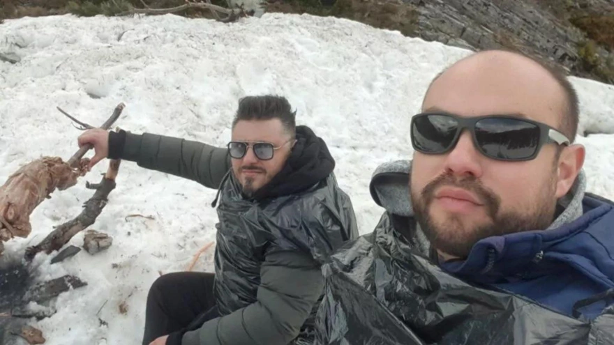 Όλυμπος: Δυο φίλοι από την Πάτρα σούβλισαν αρνί στον χιονισμένο βουνό