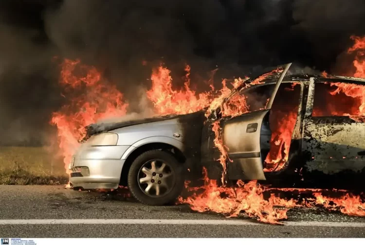 Πιερία: Φωτιά σε εν κινήσει αυτοκίνητο στην ΕΟ Αθηνών Θεσσαλονίκης στο ύψος της Μεθώνης τα ξημερώματα