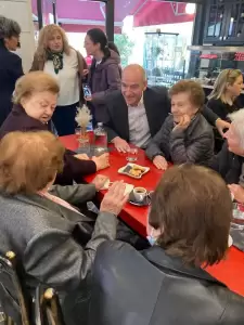 Ο πρωινός καφές του Φώντα Μπαραλιάκου με τις Κολινδρινές της Κατερίνης Ο πρωινός καφές του Φώντα Μπαραλιάκου με τις Κολινδρινές της Κατερίνης