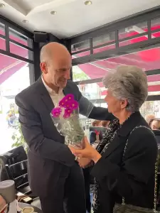 Ο πρωινός καφές του Φώντα Μπαραλιάκου με τις Κολινδρινές της Κατερίνης Ο πρωινός καφές του Φώντα Μπαραλιάκου με τις Κολινδρινές της Κατερίνης