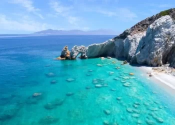 Σκιάθος: Το ελληνικό νησί που έχει ψηφιστεί ως καλύτερο και από τις Σεϋχέλλες