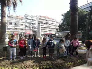 Στο Δημοτικό πάρκο Κατερίνης «μικροί κηπουροί» φύτευσαν λουλούδια