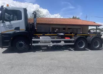 Με ένα νέο τριαξονικό φορτηγό με γάντζο εξοπλίστηκε ο στόλος του Δήμου Δίου-Ολύμπου 