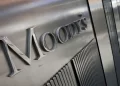 Η Moody’s προβλέπει για το ελληνικό χρέος μια από τις μεγαλύτερες μειώσεις παγκοσμίως