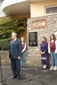 Αποκαλυπτήρια της μαρμάρινης επιγραφής στην πατρική οικία των μουσουργών Σακελλαρίδη Αποκαλυπτήρια της μαρμάρινης επιγραφής στην πατρική οικία των μουσουργών Σακελλαρίδη