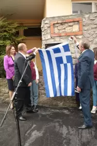 Αποκαλυπτήρια της μαρμάρινης επιγραφής στην πατρική οικία των μουσουργών Σακελλαρίδη Αποκαλυπτήρια της μαρμάρινης επιγραφής στην πατρική οικία των μουσουργών Σακελλαρίδη