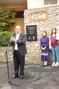 Αποκαλυπτήρια της μαρμάρινης επιγραφής στην πατρική οικία των μουσουργών Σακελλαρίδη Αποκαλυπτήρια της μαρμάρινης επιγραφής στην πατρική οικία των μουσουργών Σακελλαρίδη